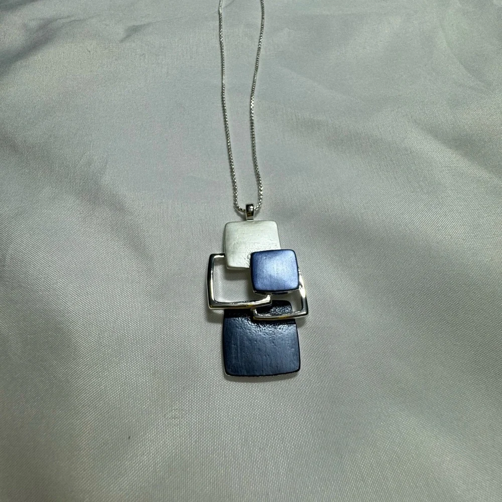 GEOMETRIC PENDANT NECKLACE